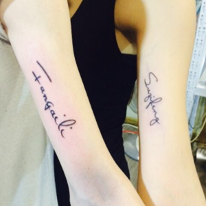 李先生和孙小姐手臂上的字母情侣纹身图案