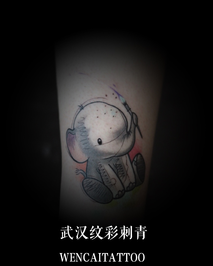 靓丽可爱的吕小姐小腿小象纹身