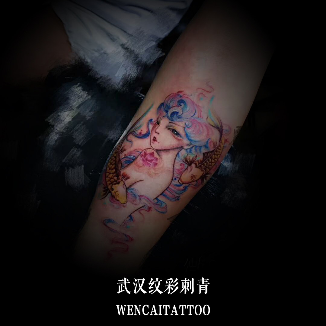 武汉帅气时尚的季先生小臂上的双鱼美女纹身图案