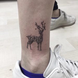 某饭店老板山先生小腿麋鹿纹身图案