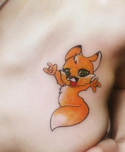 腰侧卡通小狐狸纹身图案
