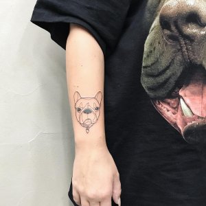 小臂黑灰狗狗肖像纹身图案
