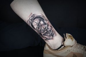 小腿具有美好寓意的黑灰写实欧美指南针玫瑰纹身图案