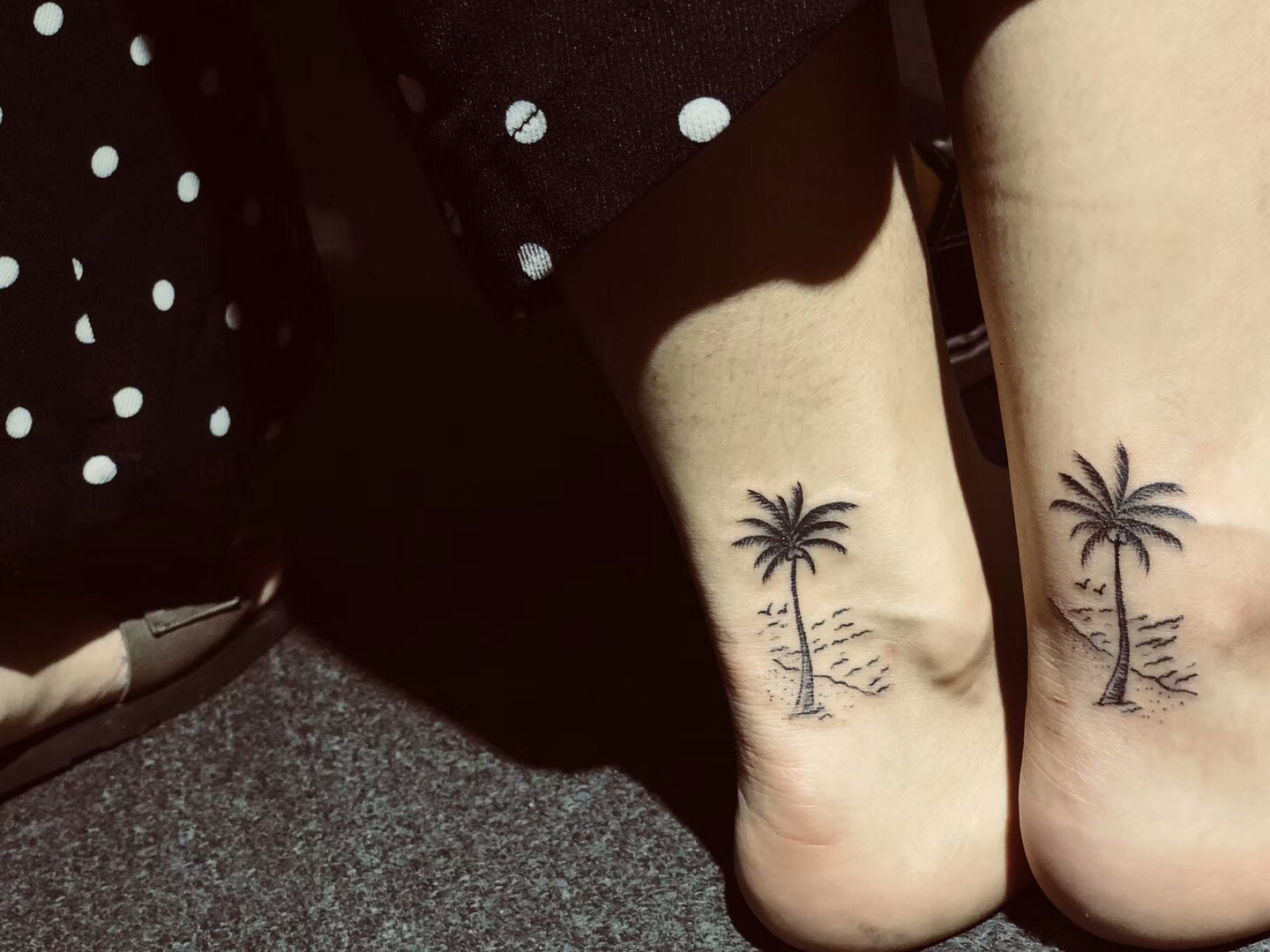 情侣脚踝椰子树沙滩纹身图案