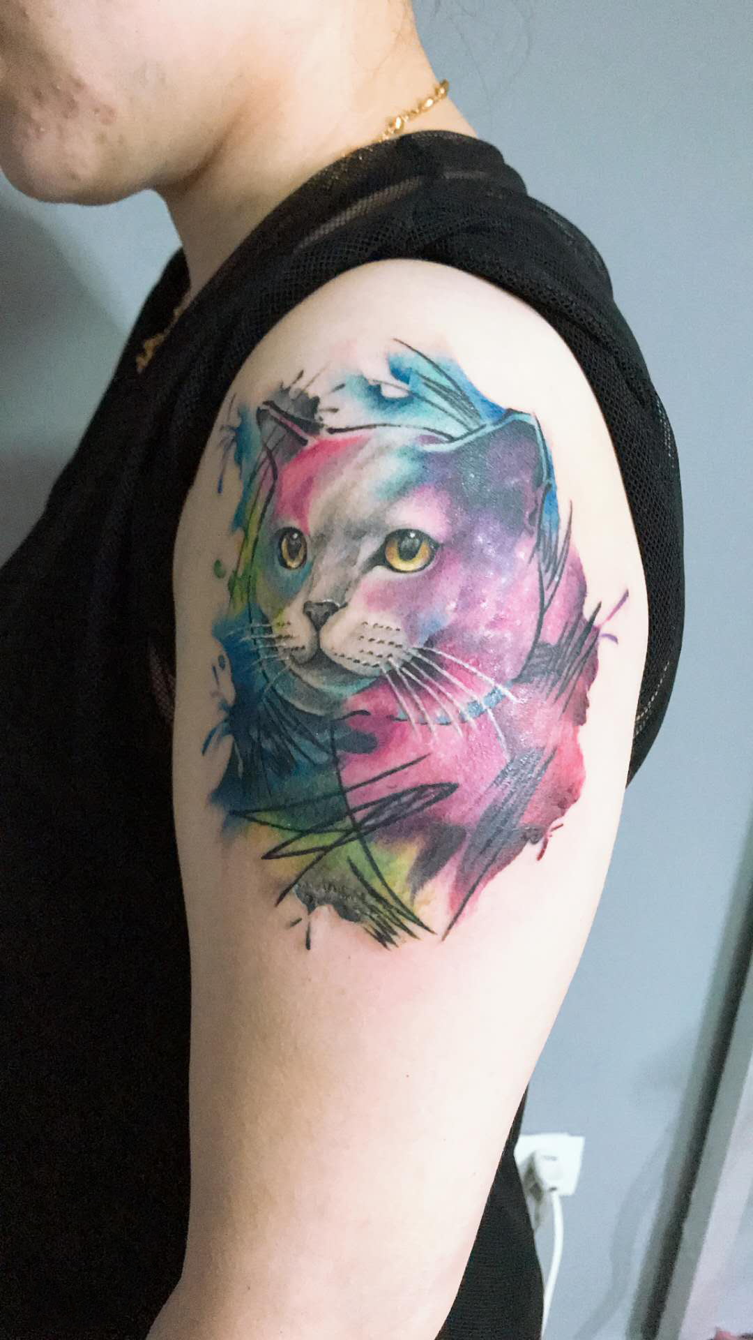 大臂清新明快的水彩猫咪纹身图案