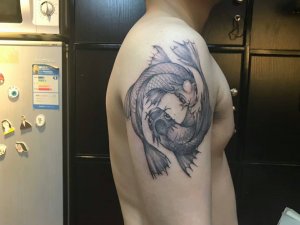 大臂生动有趣的八卦鱼纹身图案