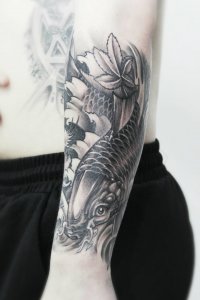 小臂活力十足的传统鲤鱼纹身图案