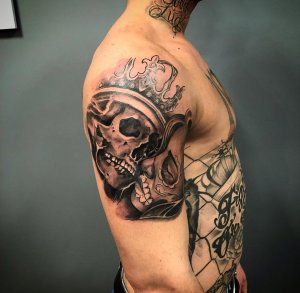武汉宋先生大臂上的骷髅王和小丑组合纹身图案