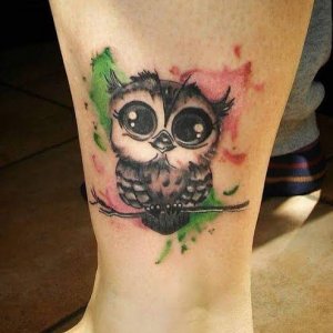 武汉做脏辫的徐小姐小腿上的水彩风格猫头鹰纹身图案