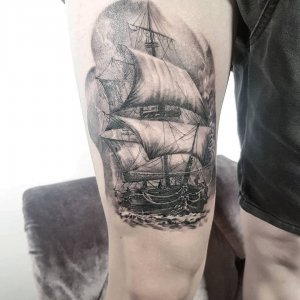 武汉退伍海军高先生手臂上的欧美风格帆船纹身图案