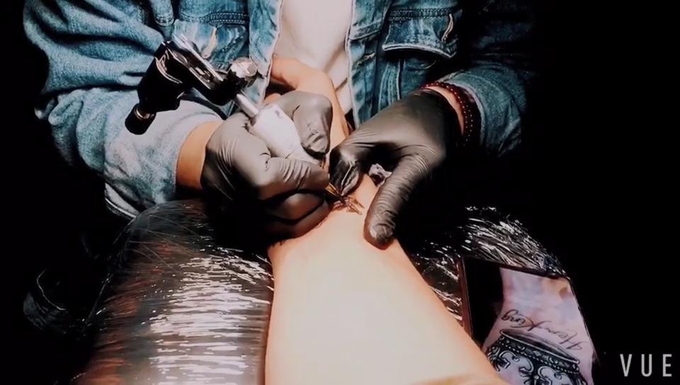 手腕皇冠纹身图案纹身师操作视频