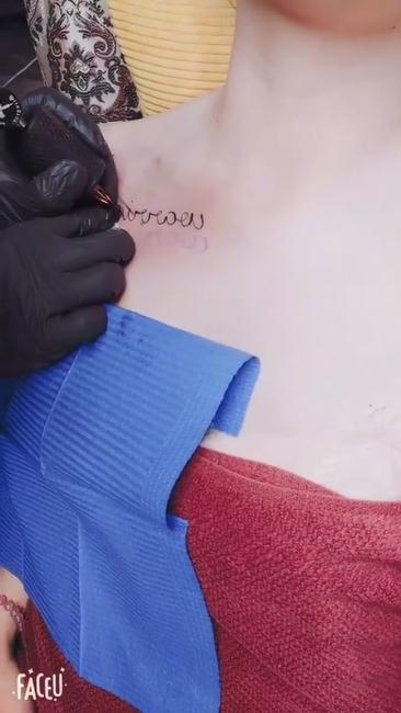 美女锁骨英文纹身图案纹身师操作视频