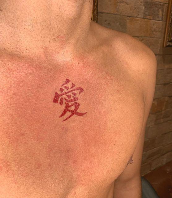 前胸红色的爱字纹身图案